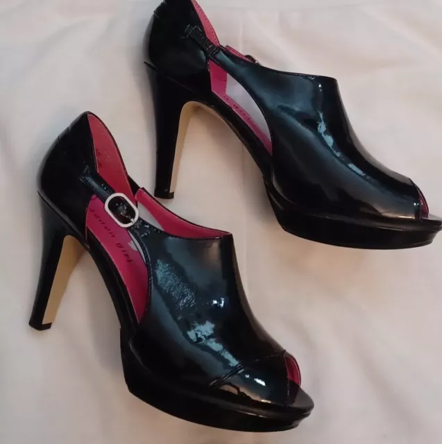 Madden Girl 7.5 M Black Faux Patent Leather Platform Pin Up Peep Toe Heels Shoes