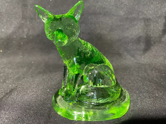 Green Vaseline art glass sly fox glow neon forest animal / uranium yellow oxide
