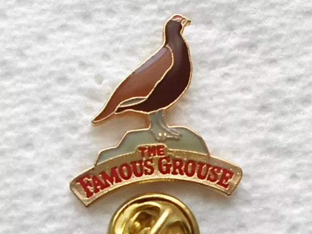 pin's THE FAMOUS GROUSE / WHISKY / Boisson - Alcool - oiseau - pigeon  (#L5)
