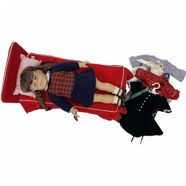 VINTAGE EARLY 2000’S American Girl Doll Molly McIntire W/ Bed, Outfits