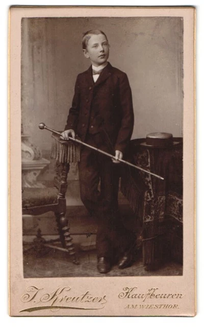 Fotografie J. Kreutzers, Kaufbeuren, am Wiesthor, Portrait junger Knabe im Anzu