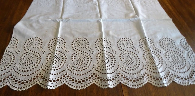BRODERIE - pièce de fil de coton brodé début XXe - 80 cm x 58 cm