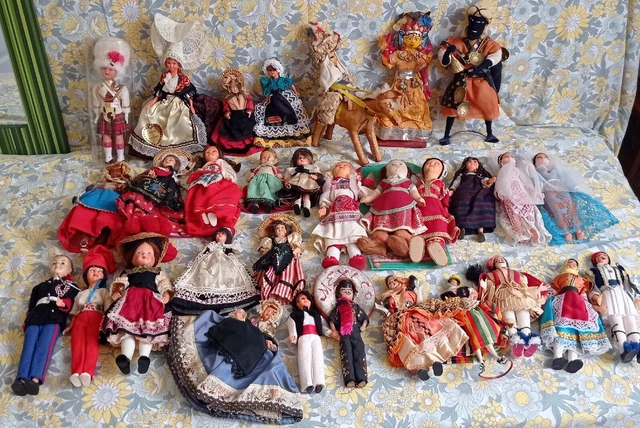 Lot De Poupées Régionales Vintage – Fabrication Française – Plastique