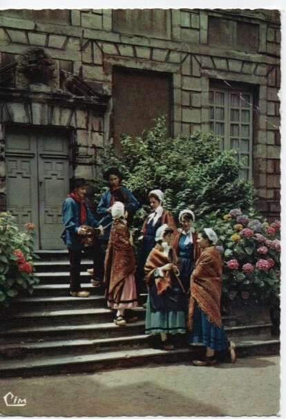 CPM - LES MORVANDIAUX D'AUTUN - Groupe Folklorique - en attendant la Mariée