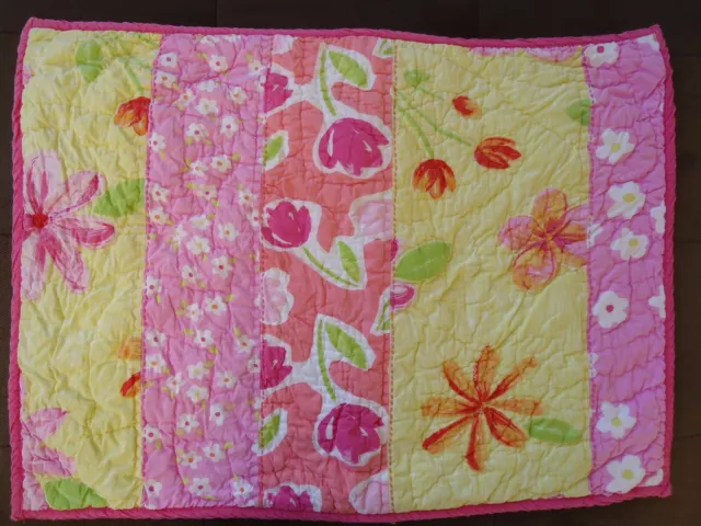 Almohada de flores simuladas Pottery Barn para niños