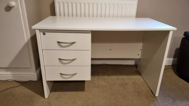 White office / computer desk with drawers