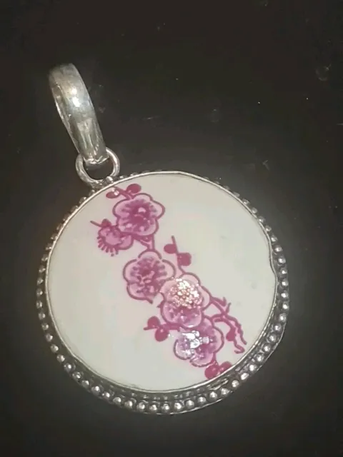 Beautiful Round Large Glass 925 Silver  Pendant.  Flower Detail 2755