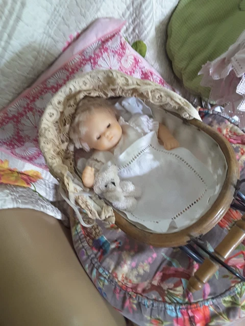 Ancien Landau de Poupée en Osier et Métal – Style Victorien