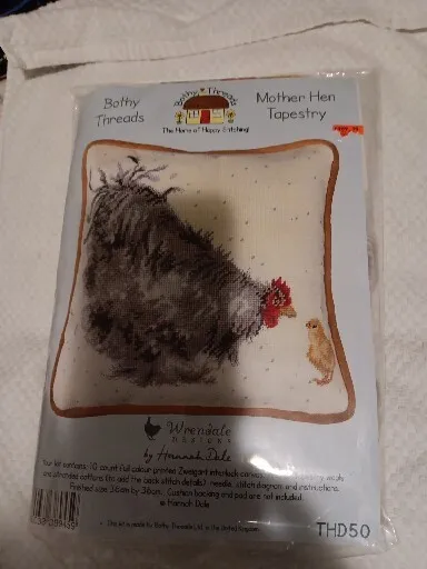 Kit de puntada superior de almohada estampada Bothy Threads ""Tapiz madre gallina", 14" nuevo en paquete