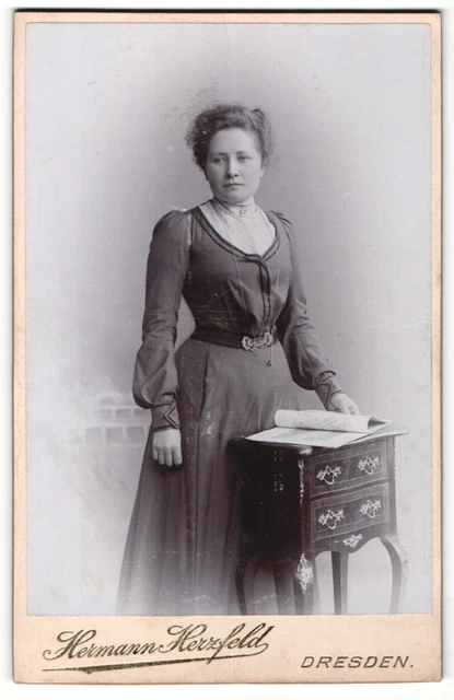 Fotografie Hermann Herzfeld, Dresden, junge Frau im langen Kleid und Kette, mit