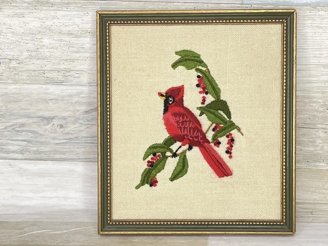 Punzón de aguja bordado cardenal en rama de árbol enmarcado 8 "X10"
