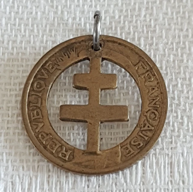 Médaille Rare Croix De Lorraine Avec épée – Inscription Patriae Impendere Vitam, Bon état