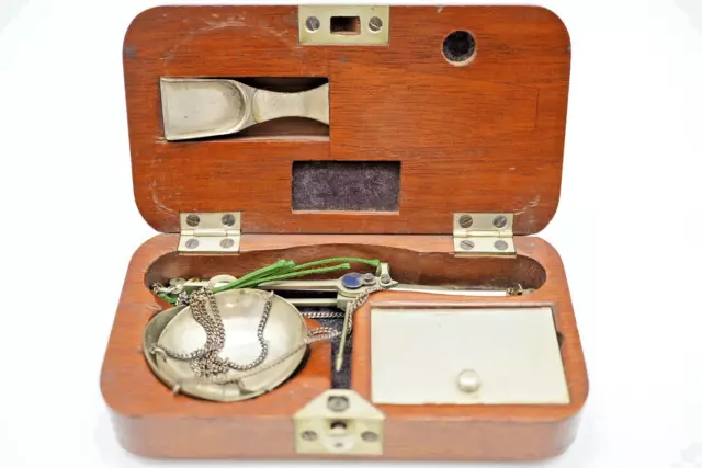 Antike kleine Hänge-, Pendel-, Balken-, Apotheker-, Feinwaage Holzschatulle