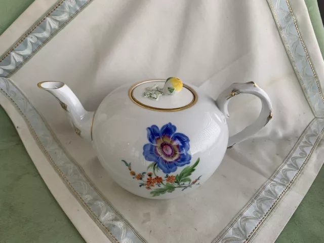 Schöne Meissen Tee-Kanne mit vielen Blumen und Gold 2