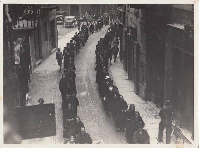 Biella foto Funerale verso Chiesa San Cassiano Corteo funebre con morto