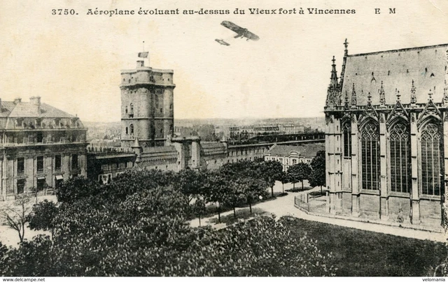 14215 cpa 94 Aéroplane évoluant au dessus du Vieux fort à Vincennes