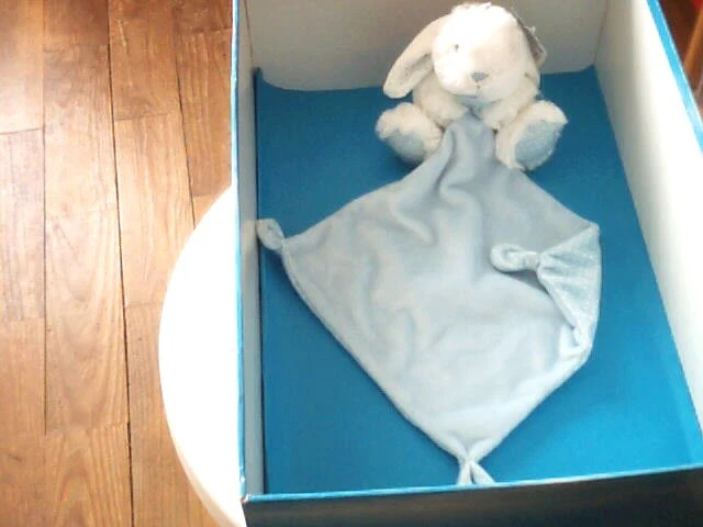 Doudou 6745 / Lapin "Tex Baby" Blanc - Mouchoir Bleu-Pois - Neuf Avec Etiquette