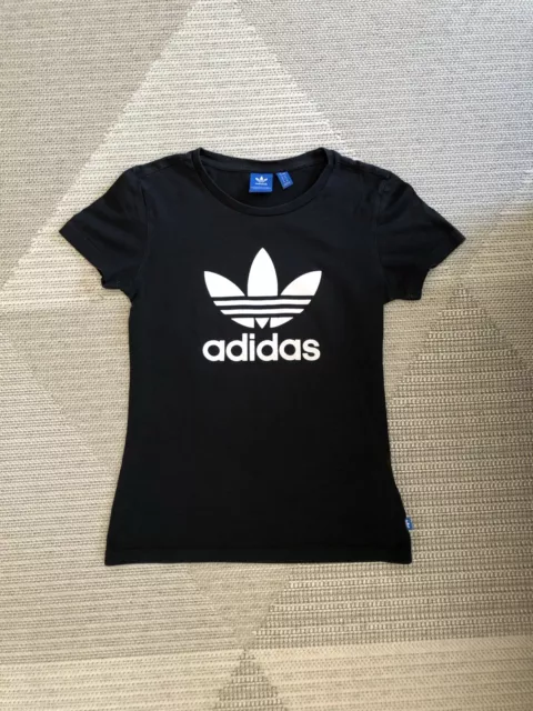 Schwarzes Adidas T-Shirt mit weißem Logo