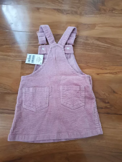 Brandneu mit Etikett NÄCHSTES Baby Mädchen 1,5-2 Jahre rosa Cord Latzhose Kleid 2