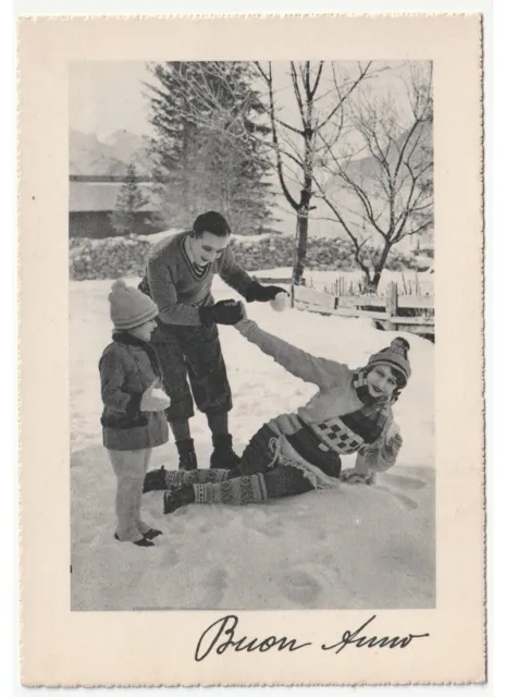 Non Viaggiata foto cartolina Buon Anno famiglia gioco palle neve moda d'epoca