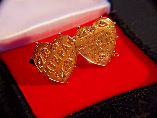 VINTAGE 9ct HALL MARKED GOLD MIZPAH BROOCH WITH SAFETY CHAIN.