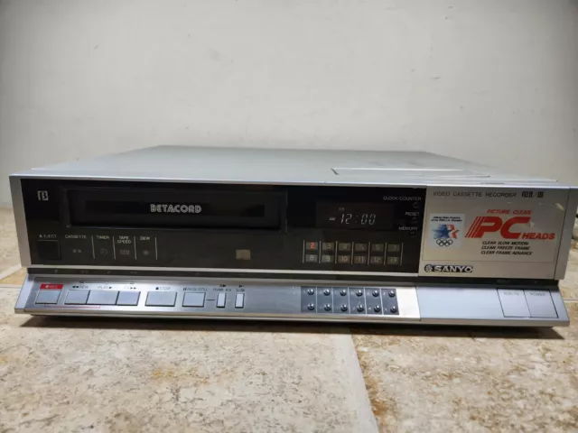 Sanyo VCR 4670 Betacord Betamax Video Cassette Recorder Powers On