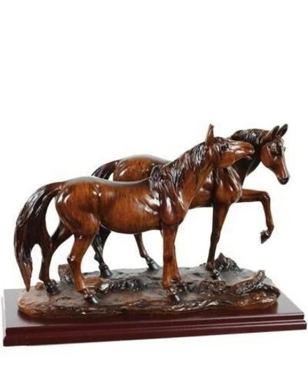 Statue avec chevaux en matière synthétique et socle en bois Horses