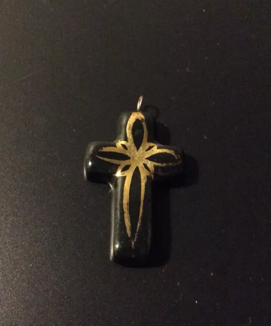 Petite croix céramique émaillée noire et dorée de François Lembo Vallauris XXème