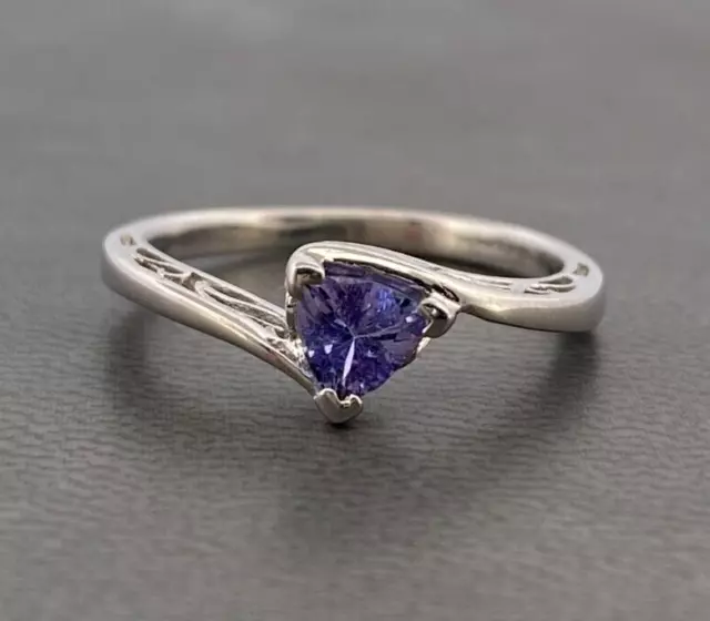 9ct White Gold Iolite Solitaire Ring Size N Hallmarked