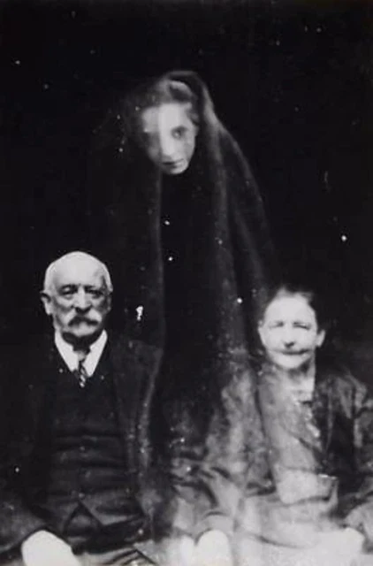 SCARY FREAKY ODD STRANGE Ghost Girl Image BIZZARE VINTAGE PHOTO WEIRD A18