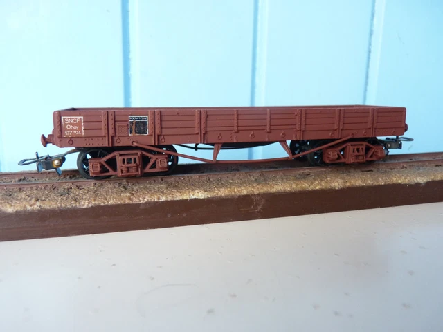 Wagon plat TP noir à ranchers avec guérite SNCF ép. IIIa