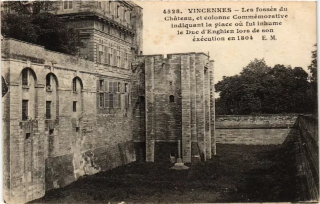 CPA Vincennes - Les fosses du Chateau, et colonne Commemorative indiqua (259944)