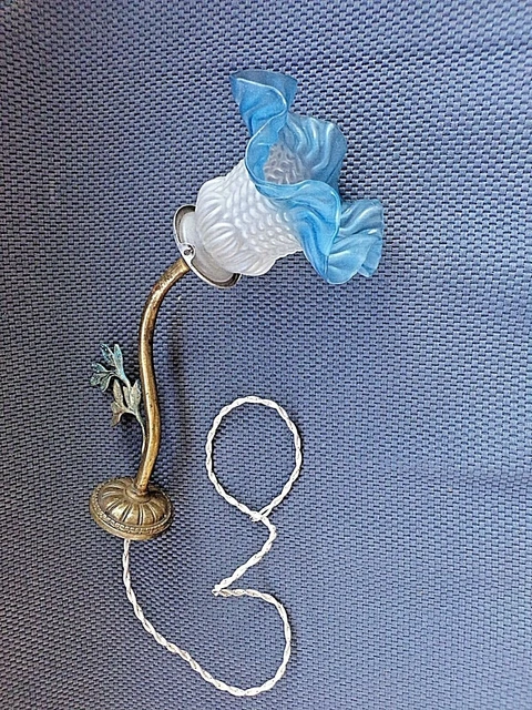 Ancienne applique murale électrique Art-Nouveau en bronze-Tulipe couleur bleu