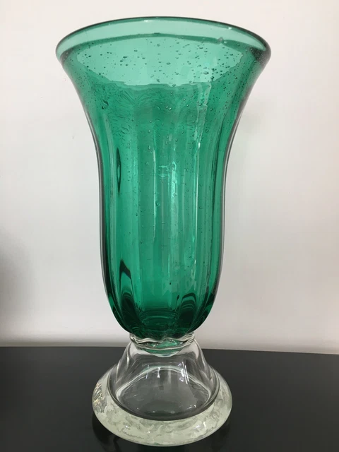 VASE SUR PIED FORME COUPE ARTISANAL EN VERRE BULLÉ VERT ET TRANSPARENT H 28 cm.