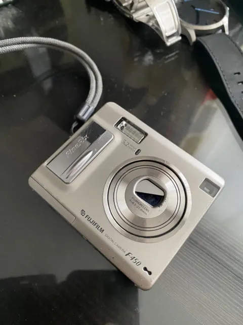 Fujifilm FinePix F Series F450 5.2MP Digital Camera - Silver