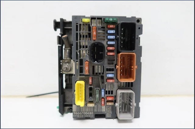 BOITE A FUSIBLES Peugeot 308 1 Phase 1 3P 9666700480 EUR 50,00