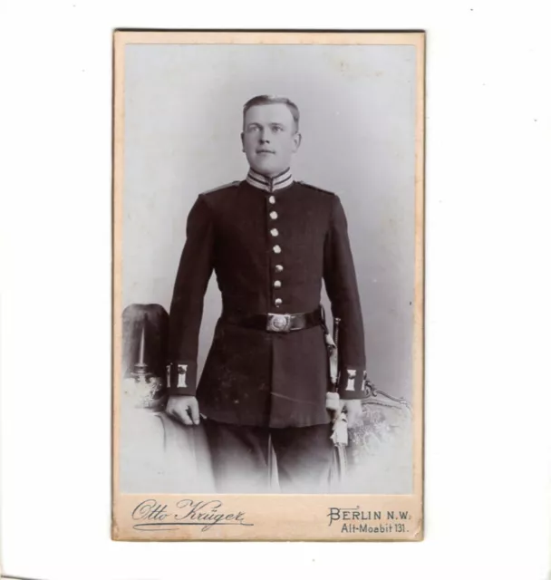 CDV Foto Garde Soldat mit Pickelhaube und Busch + Widmung - Berlin 1890er