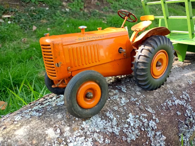 Vieux Tracteur Mécanique CIJ Renault Avec Remorque – Années 1950