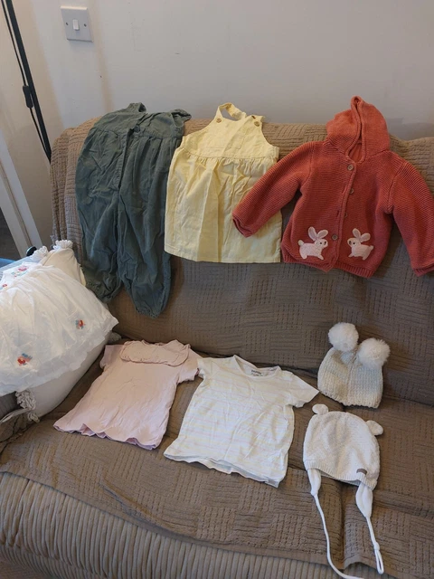 Piccolo pacchetto di vestiti per bambini età 9M-24M