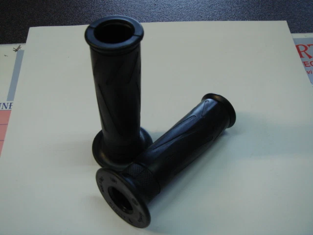 Coppia Manopole Per Yamaha X-MAX 250 2010 - Gomma Termoplastica Nera, Estremità Forate - Design Originale - Foto 3