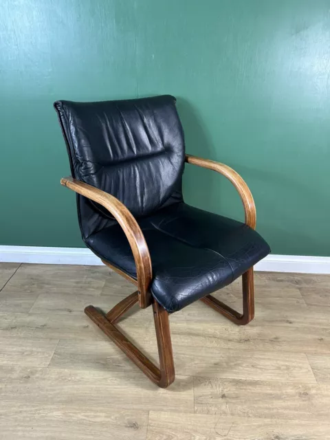 Retro/Vintage Mid Century Danish 🇩🇰 Leather and Beechwood Chair