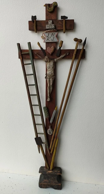 CROCIFISSO CON SIMBOLI Passione arte popolare con Cristo e basamento