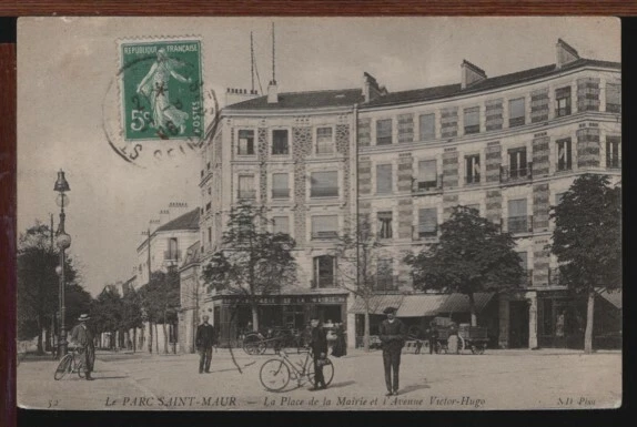 LE PARC-SAINT-MAUR - la place de la Mairie et l'Avenue Victor-Hugo