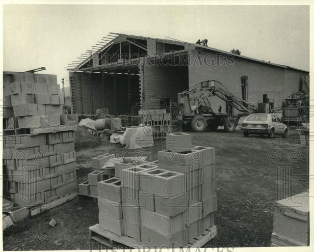 1984 Press Photo Storage Building Under Construction at Apple Acres, Lafayette