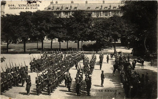 CPA AK VINCENNES Interior of the Fort a Revue (672231)