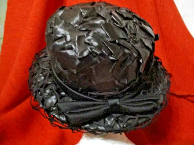 Ancien beau chapeau création de modiste larges rubans de paille noire tressée