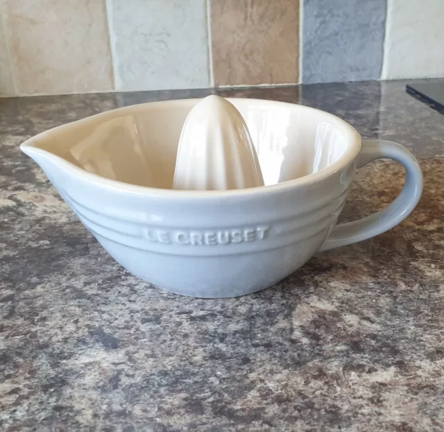 Jarra exprimidor de limón grande gris suave y gres Le Creuset