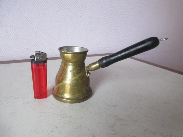 ancien pot/louche/pichet a lait en cuivre a manche en bois vintage.