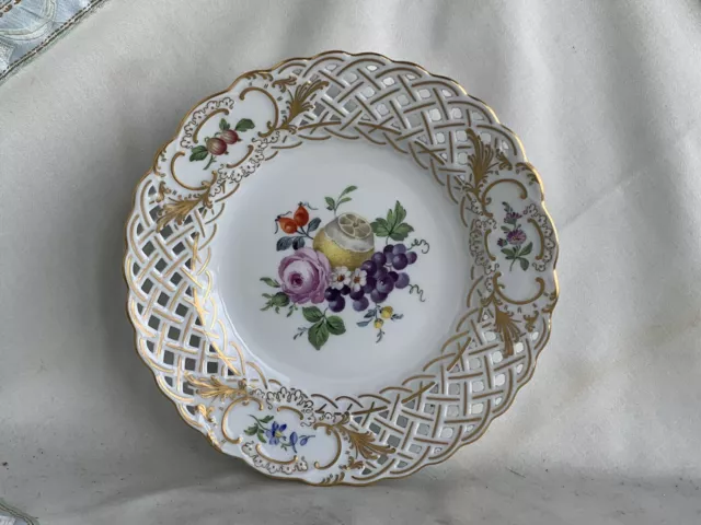 Schöner Meissen Korb-Teller mit Blumen, Früchte-Malerei und Gold