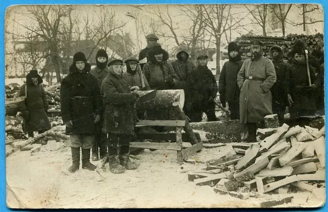 CPA PHOTO: German soldiers cutting wood / War 14-18 / 1917